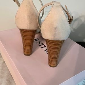 Womens strapped beige open toed size 9